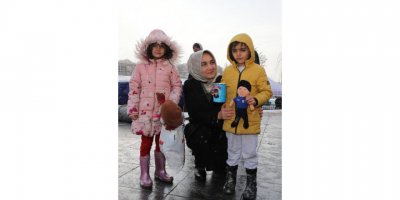 Kumbaradaki harçlığı depremzedelere göndermek için geldiler