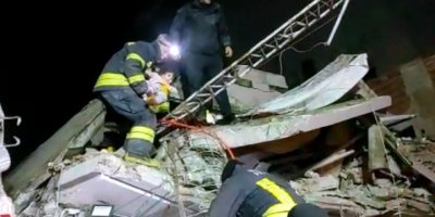 Masal bebek, 44 saat sonra enkazdan sağ çıkarıldı