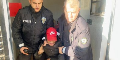 Hırsızlık şüphelisi, yakalanacağını anlayınca kendisini asansör dairesine kilitledi