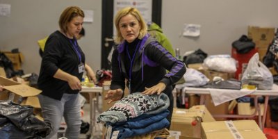 Turistler ve yerleşik yabancılar depremzedeler için çalışıyor