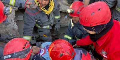 Enkazdan 99 saat sonra kurtarılırken, sevdiği şarkıyı açtırdı