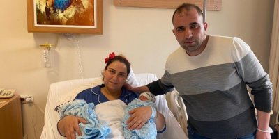 Depremzede Esra, ikizlerini dünyaya getirdi