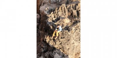 Falezlerde mahsur kalan depremzede Yiğit'i ekipler kurtardı