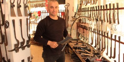 Otomobil yayından orak, kamyon makasından satır üretiyor