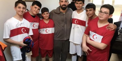 Arda Turan depremzedeler için sahalara döndü