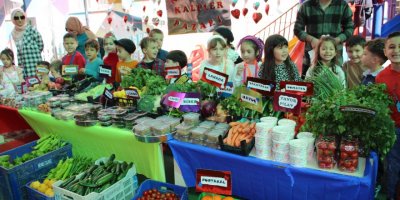 Minikler halk pazarı kurup, depremzedeler için satış yaptı