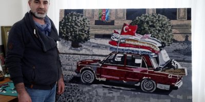 Depremin simge fotoğrafını kumaş parçalarıyla tuvale aktardı