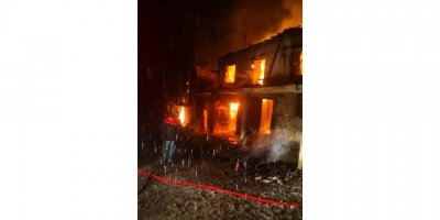 2 katlı ahşap ev kül oldu