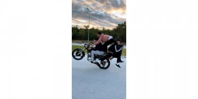 Motosiklette 4 kişiyle tehlikeli yolculuk kamerada