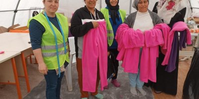 İslahiye'de depremzedeler için dikiş atölyesi çadırı kurdular