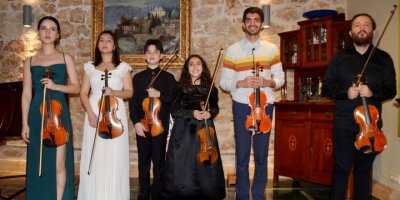 Genç kemancılar, depremzedeler için çaldı