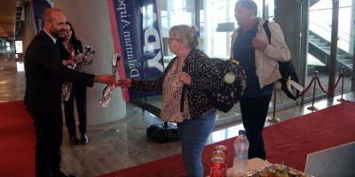 Sezonun ilk turist kafilesine çiçekli karşılama