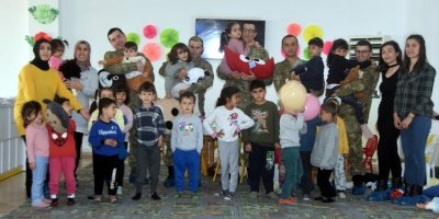 Bodrum'da Mehmetçik depremzedelere kucak açıyor