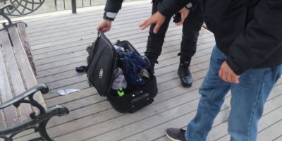 Unutulan valizden kıyafetler çıktı