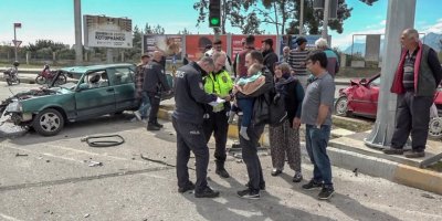 Kazada yaralanan baba, korkan oğlunu kucağından bırakmadı