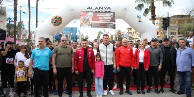 Alanya'da Atatürk Halk Koşusu ve Yarı Maratonu koşuldu