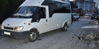 Minibüsle çarpışan motosiklette sürücü yaralandı