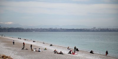Antalya'da güneşli havayı görenler sahillere akın etti