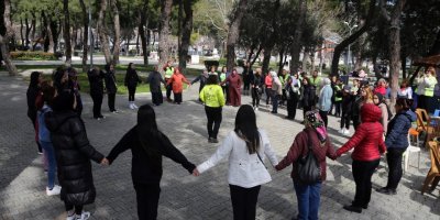 Kadın bisikletçiler, depremzede kadınlarla 'kardeş' oldu