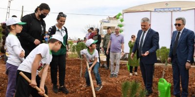 Vali Yazıcı, Deprem Şehitleri Ormanı'na fidan dikti