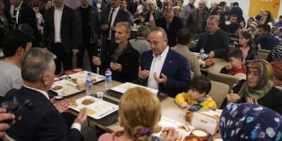 Bakan Çavuşoğlu, iftarını Antalya'da depremzedelerle birlikte yaptı