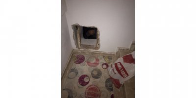 Antalya'da farklı suçlardan aranan hükümlü, duvardaki gizli bölmede yakalandı