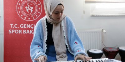 Reyyan, depremde kaybettiği öğretmeni gibi eğitimci olmak istiyor