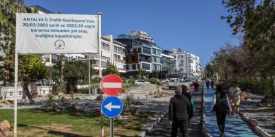 Çökme yaşandığı için kapatılan yol, 'otopark' oldu