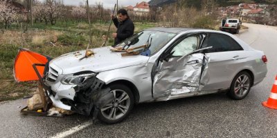 Otomobil satış reyonuna çarptı