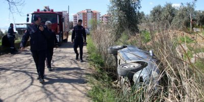 Otomobil kanala devrildi