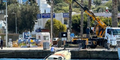 Demirliyken fırtınada batan motoryat, vinçle çıkarıldı