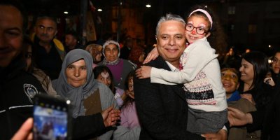 Çocuklardan Başkan Uysal'a yoğun ilgi