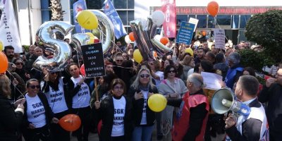 SGK çalışanlarından balonlu iş bırakma eylemi