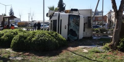 Antalya'da sebze meyve yüklü TIR devrildi