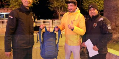 Buldukları para dolu çantayı sahibine ulaştırdılar