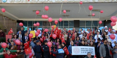 Kırmızı balonlar otizm farkındalığı için havalandı