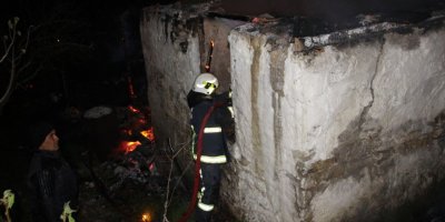 Yangında ev kül oldu