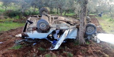 Çarpışan kamyonet ile otomobil zeytinliğe uçtu: 8 yaralı