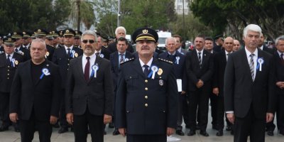 Polisten Atatürk Anıtı'na çelenk