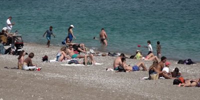 Konyaaltı sahilinde güneşli hava yoğunluğu