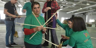 Gönüllülerden depremzede çocuklara uçurtma ve bisiklet seferberliği