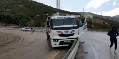 Otomobil ve kamyon bariyerlere çarptı