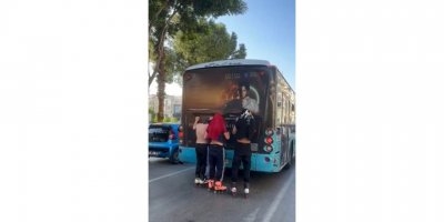 Patenli gençler, halk otobüsünün arkasına tutunup ilerledi
