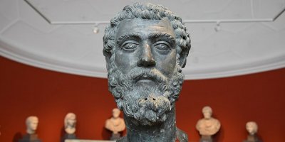 İmparator Septimus, eksik başını bekliyor