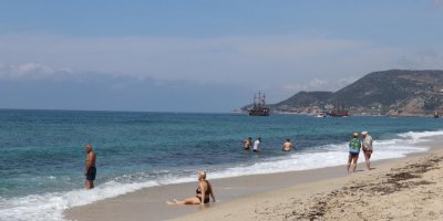 Alanya'da tatilcilerin deniz keyfi