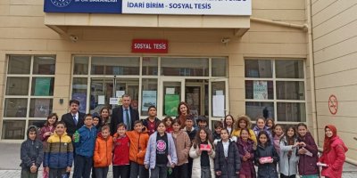 Öğrenciler ve velileri depremzedelerle bayramlaştı