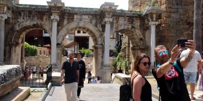 1893 yıllık Hadrianus Kapısı, bakımsızlıktan yeşerdi