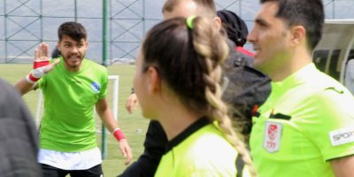 Hakem, 'depremzedelere bağış' şartıyla futbolcuya şikayetinden vazgeçti