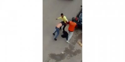 Otomobil sürücüsü ile motokuryenin yol kavgası kamerada