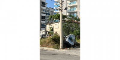 Otomobil direğe çarptı